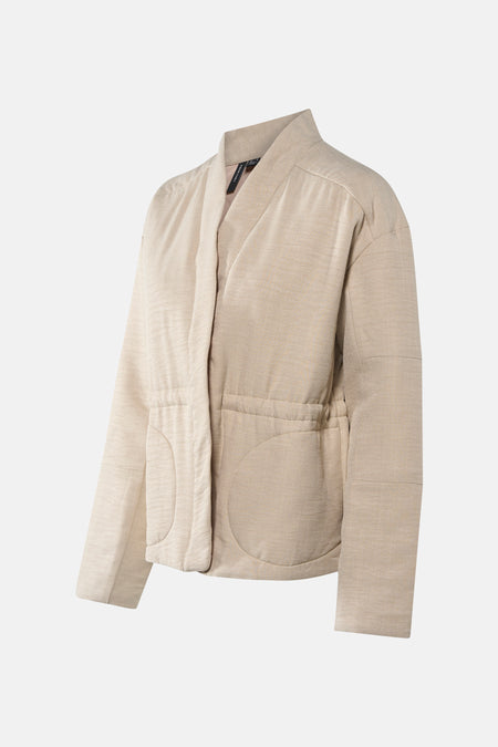 Veste courte beige par VERO MODA avec des poches plaquées circulaires et une ceinture ajustable.