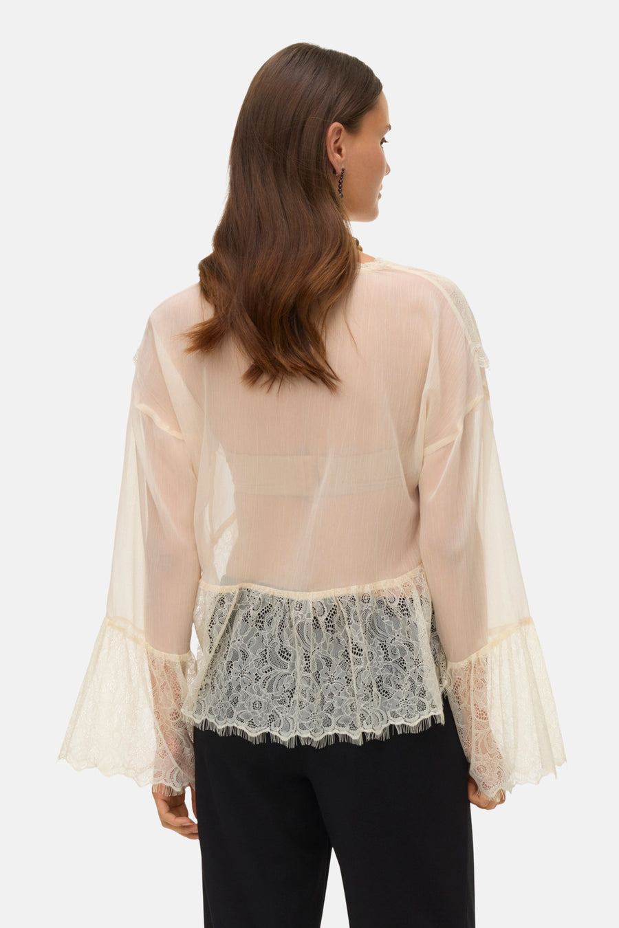 Blouse à manches longues écru de VERO MODA ornée de dentelle florale, manches évasées et détails transparents.
