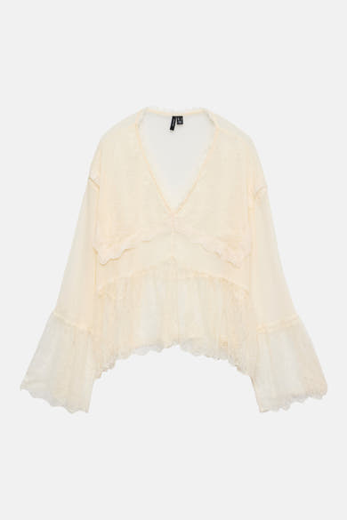 Blouse écrue à manches longues de VERO MODA, ornée de détails en dentelle et d'une coupe ample.