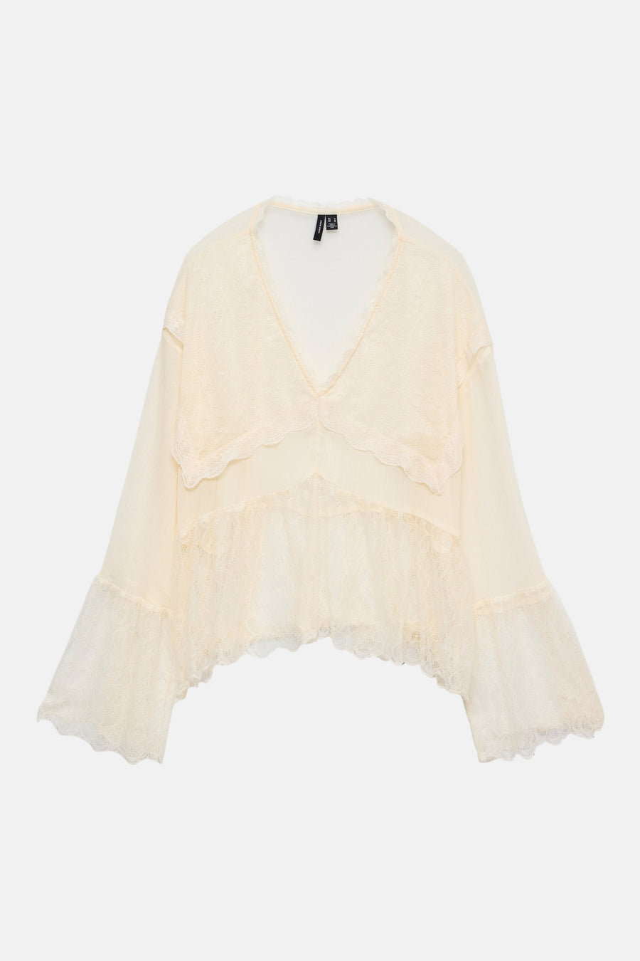 Blouse écrue à manches longues de VERO MODA, ornée de détails en dentelle et d'une coupe ample.