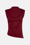 Top sans manches rouge de Vero Moda, avec col montant et coupe asymétrique.