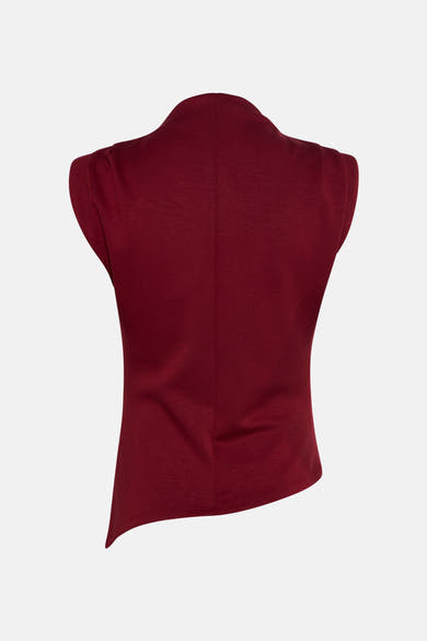 Top sans manches rouge de Vero Moda, vue arrière avec coupe asymétrique.