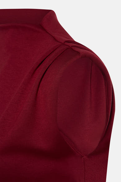 Débardeur rouge de VERO MODA, avec un détail de plissure à l'épaule et une texture lisse.
