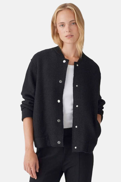 Kort zwart jasje van OPUS, met knoopsluiting aan de voorkant, met een licht getextureerde tweed-look.