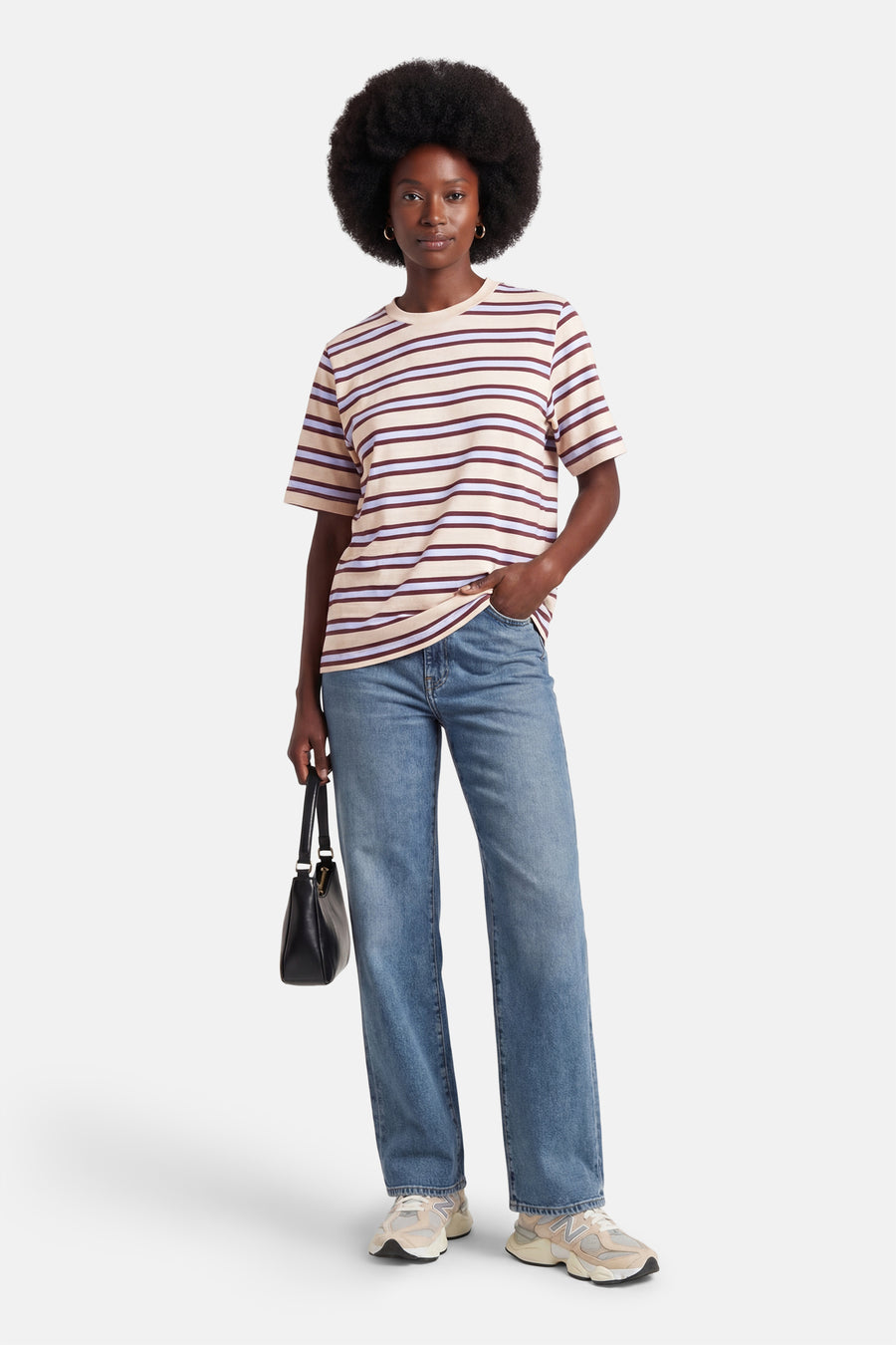 T-shirt à manches courtes multicolore de VERO MODA®, rayures bordeaux et bleu clair, porté avec un jean ample et des baskets.
