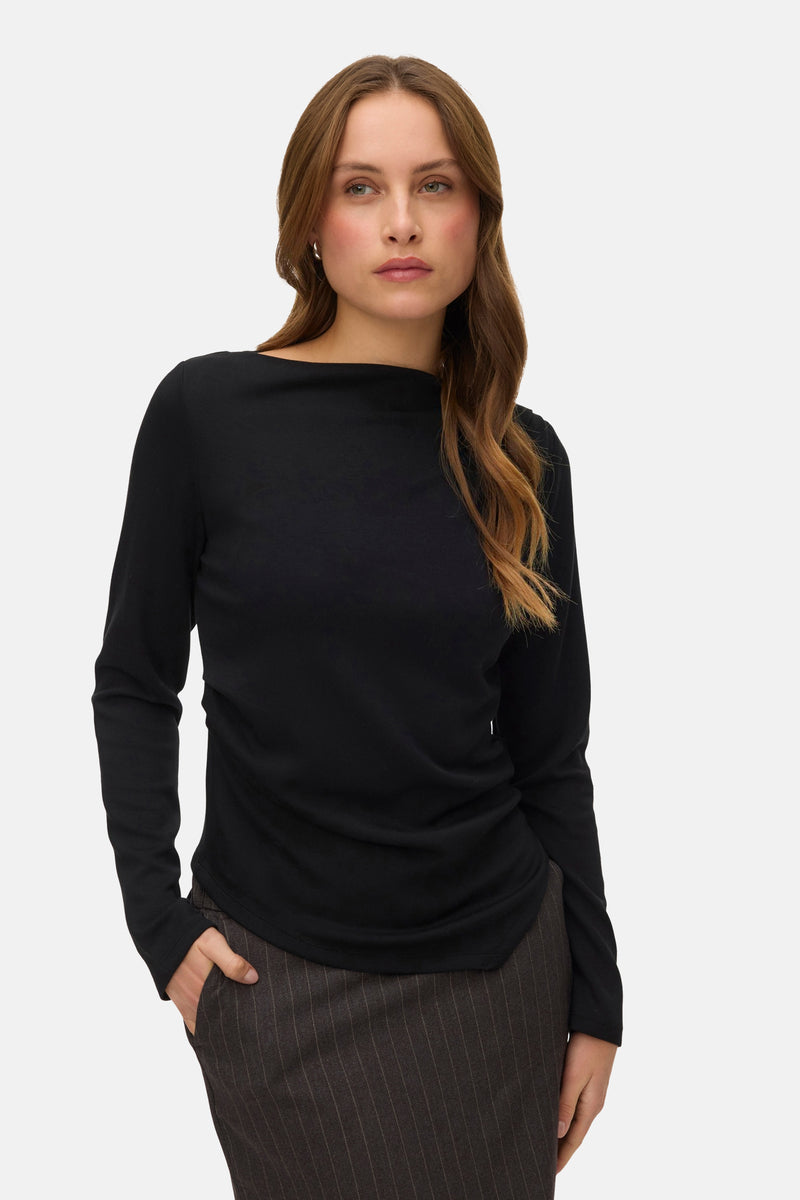 Zwart T-shirt met lange mouwen van Vero Moda, gedragen met een gestreepte broek.