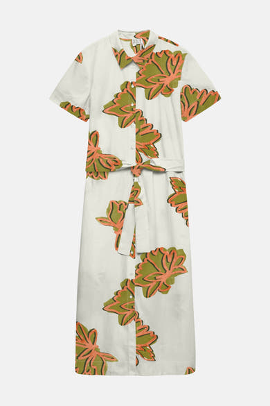 Robe chemise midi blanche à motif floral multicolore de VERO MODA®, avec manches courtes, boutonnage et ceinture nouée.