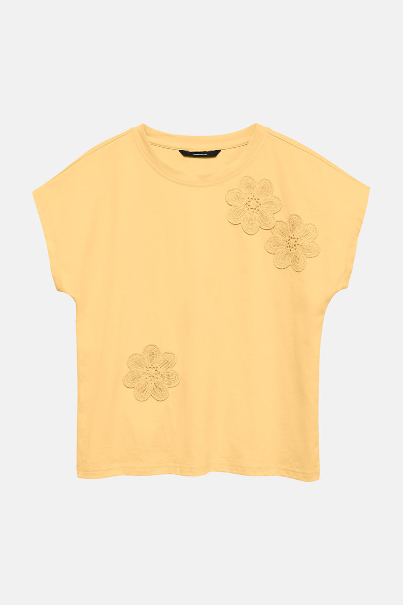 T-shirt jaune à manches courtes de Vero Moda, orné de fleurs crochetées ton sur ton.