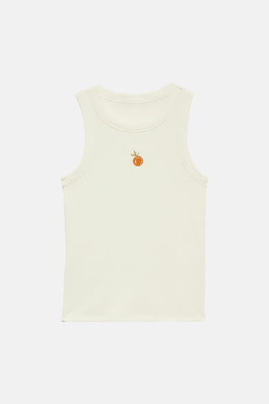 Débardeur blanc de VERO MODA orné d'une petite broderie d'orange sur le devant, en maille côtelée.