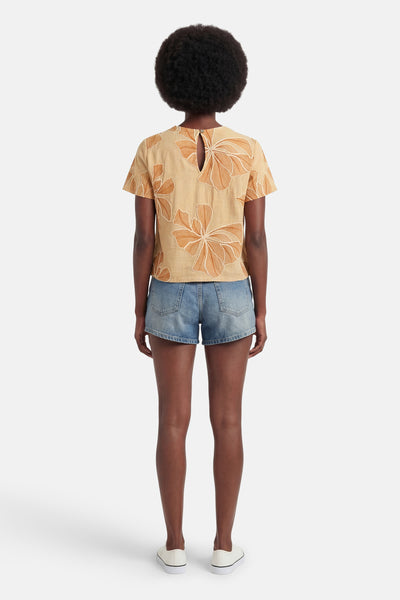 Beige blouse met korte mouwen van VERO MODA® met bloemenprint en druppelvormige halsopening aan de achterkant.