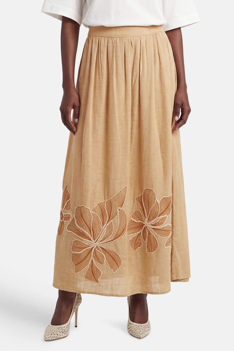 Jupe longue plissée beige de VERO MODA avec broderies florales ton sur ton à l'ourlet.