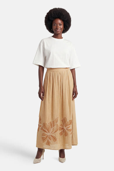 Jupe longue beige de VERO MODA avec plis à la taille et broderies florales ton sur ton.