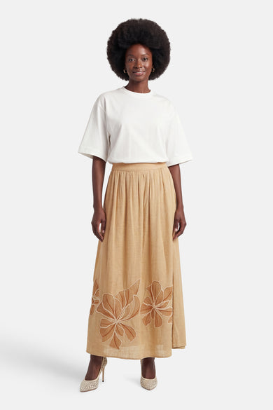 Jupe longue beige de VERO MODA avec plis à la taille et broderies florales ton sur ton.