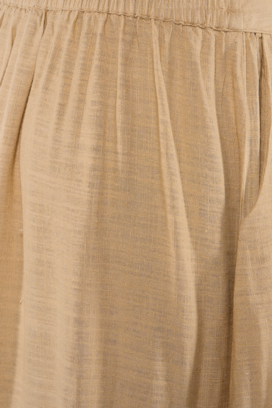 Jupe longue beige de VERO MODA en tissu léger à la texture aérée, avec des plis souples et une taille élastique.