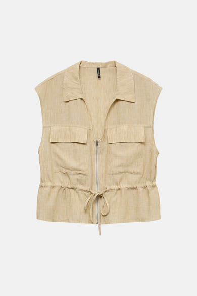 Gilet beige de VERO MODA en tissu texturé type lin, à col, fermeture éclair intégrale, poches à rabat et taille à cordon de serrage.