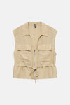 Gilet beige de VERO MODA en tissu texturé type lin, à col, fermeture éclair intégrale, poches à rabat et taille à cordon de serrage.