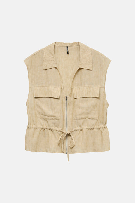 Beige gilet van VERO MODA in linnenachtige textuurstof, met kraag, volledige ritssluiting, klepzakken en taille met trekkoord.