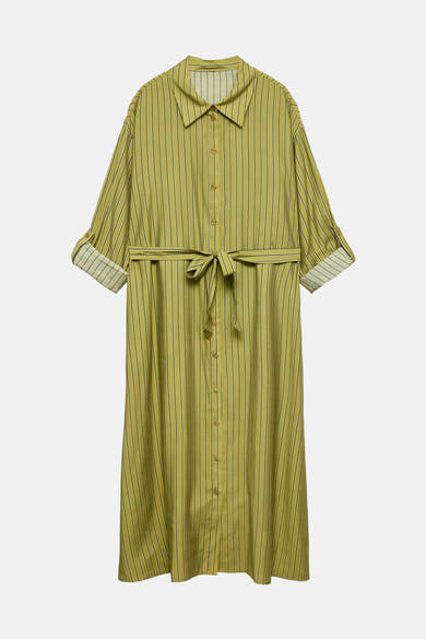 Robe vert rayé à manches courtes de Vero Moda, avec ceinture nouée et patte de boutonnage.