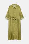 Robe vert rayé à manches courtes de Vero Moda, avec ceinture nouée et patte de boutonnage.