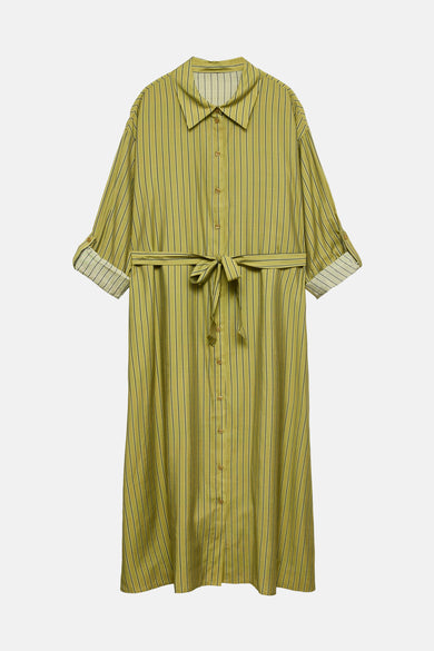Robe vert rayé à manches courtes de Vero Moda, avec ceinture nouée et patte de boutonnage.