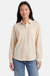Beige blouse met lange mouwen van VERO MODA, met een delicaat textuurpatroon, opgestikte zakken en een relaxte pasvorm.