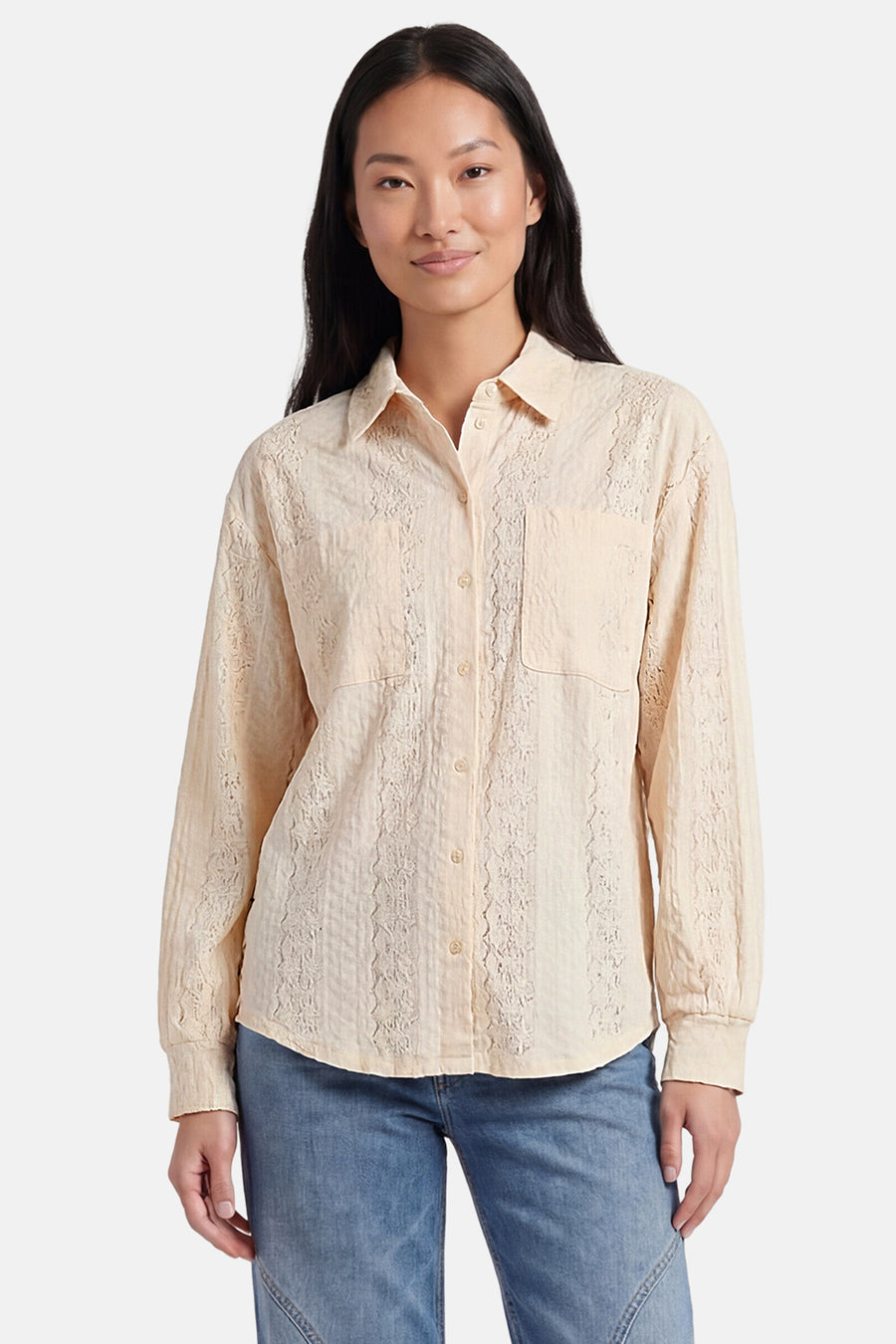 Beige blouse met lange mouwen van VERO MODA, met een delicaat textuurpatroon, opgestikte zakken en een relaxte pasvorm.