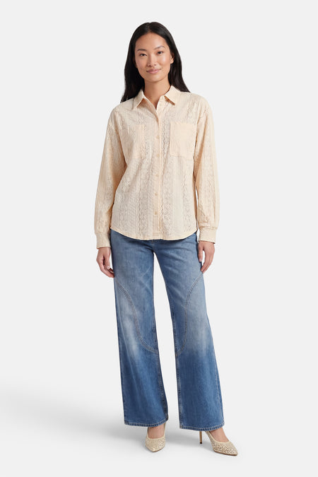 Chemise beige à manches longues de VERO MODA avec un motif ajouré vertical et des poches poitrine.
