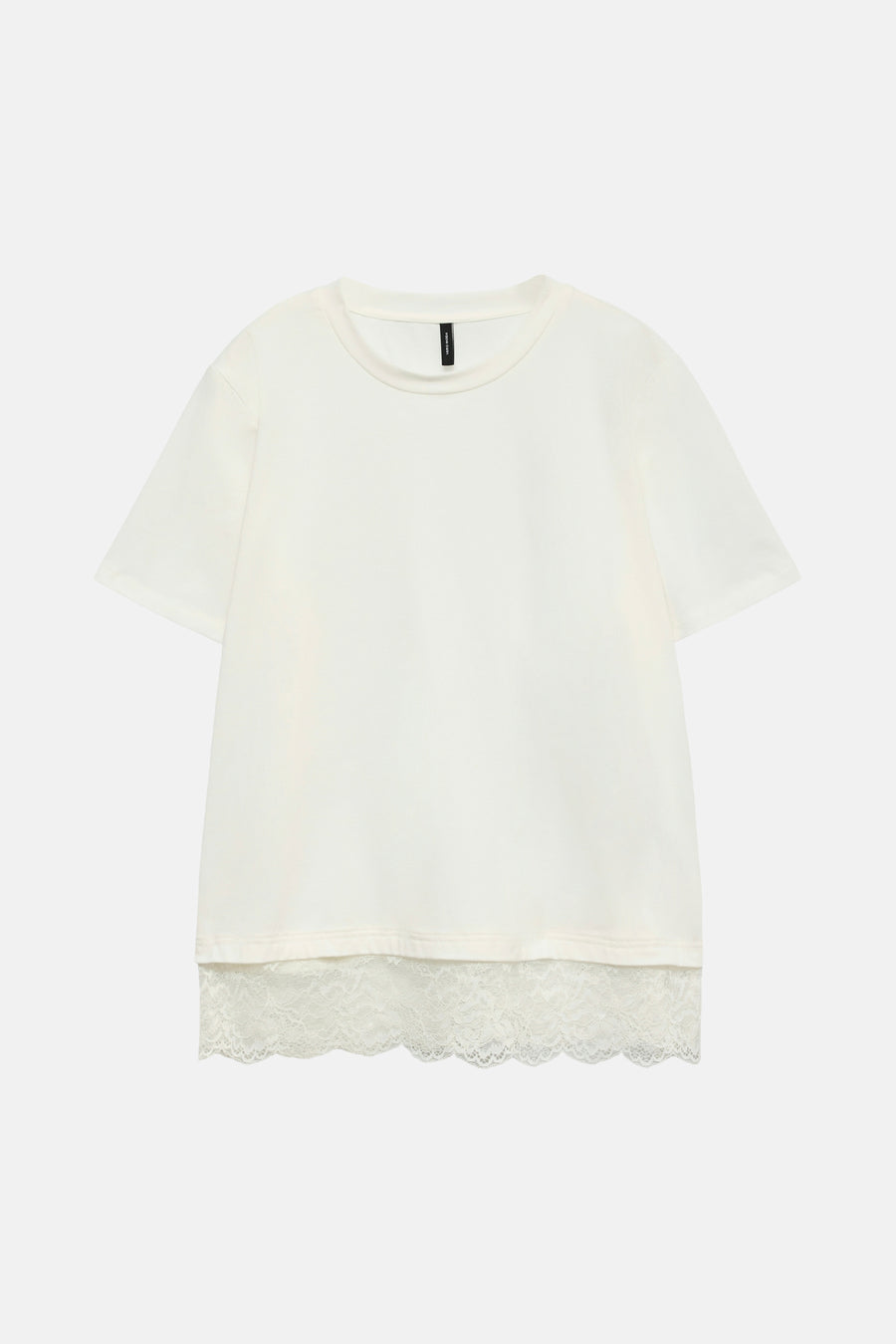 T-shirt blanc à manches courtes de VERO MODA avec ourlet en dentelle.