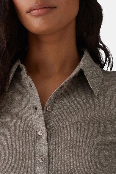 Polo à manches longues beige de OPUS avec une patte de boutonnage sur le devant.