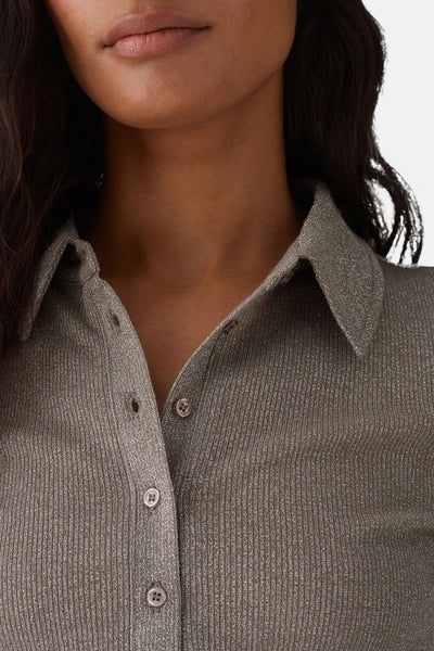 Polo à manches longues beige de OPUS avec une patte de boutonnage sur le devant.