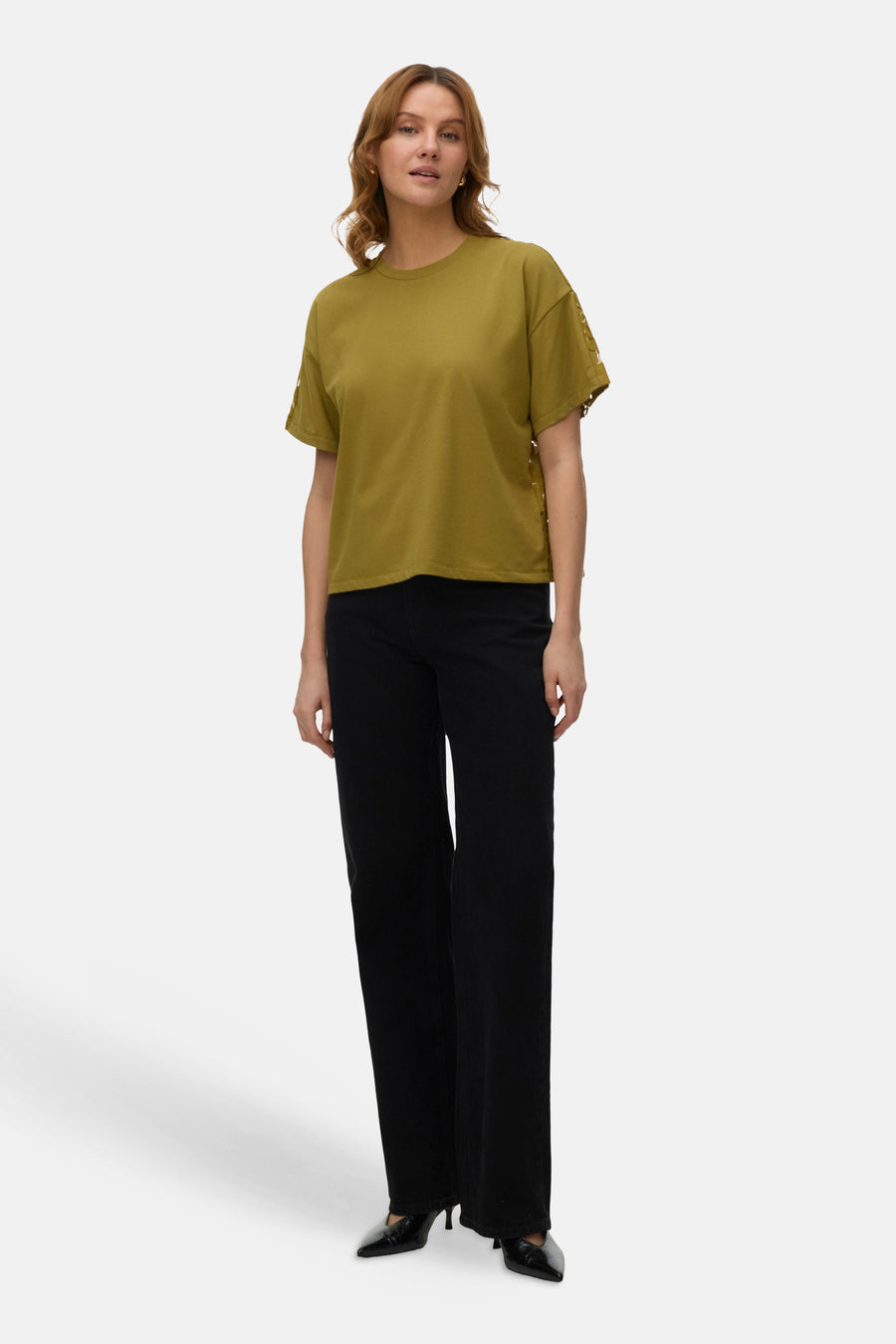 Groen T-shirt met korte mouwen van VERO MODA®, met kanten detail op de mouwen en zijkant.