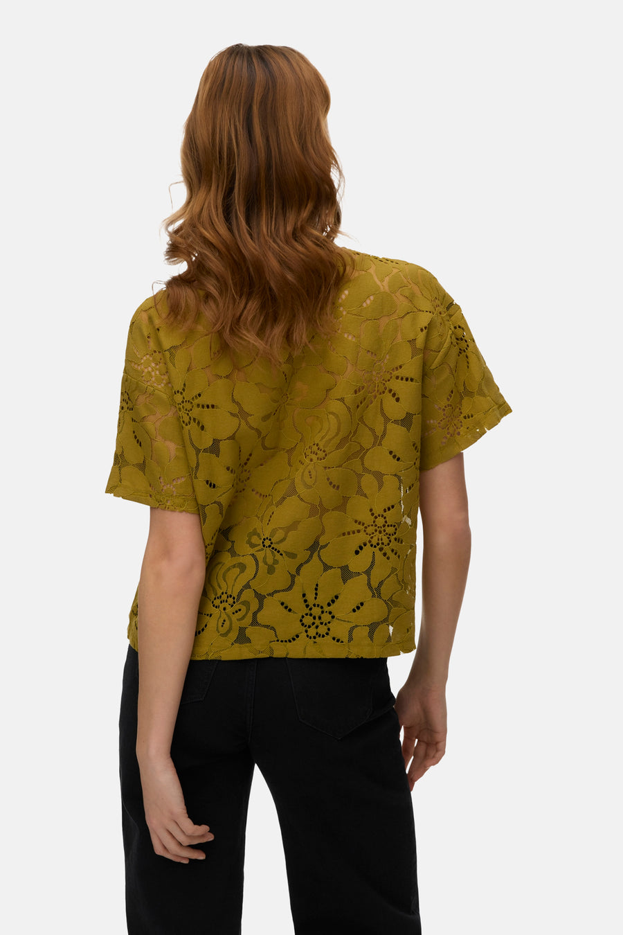 T-shirt vert à manches courtes de VERO MODA®, avec motif floral en dentelle, porté avec un jean noir.