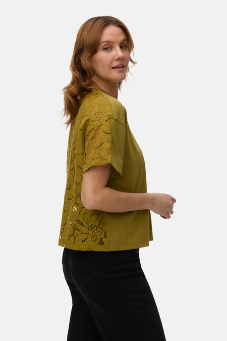 T-shirt vert à manches courtes de Vero Moda, avec empiècement en dentelle florale au dos.