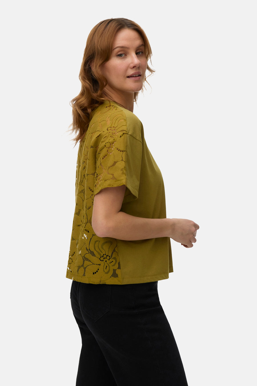 Groen T-shirt met korte mouwen van VERO MODA®, met bloemenpatroon van kant, gedragen met een zwarte jeans.
