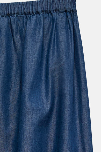 Effengekleurde blauwe broek van VERO MODA, met elastische tailleband en licht glanzende textuur.