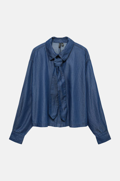 Donkerblauwe spijkerblouse van VERO MODA, lange mouwen met knoopmanchetten, rechte pasvorm.