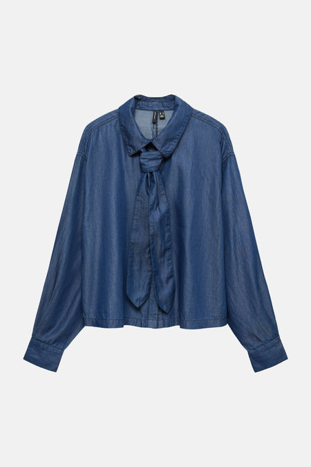 Chemise bleu foncé en denim par VERO MODA, avec un nœud au col et des manches longues.