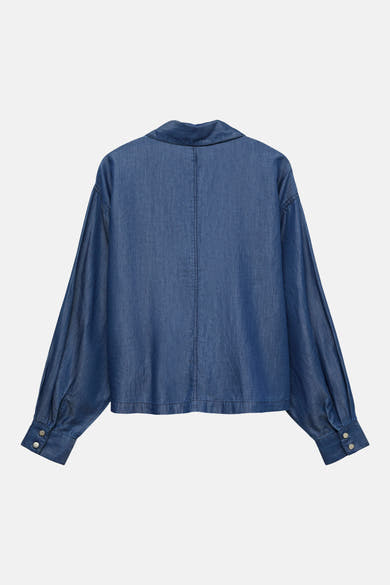 Chemise en denim bleu foncé de VERO MODA, manches longues avec poignets boutonnés, coupe droite.