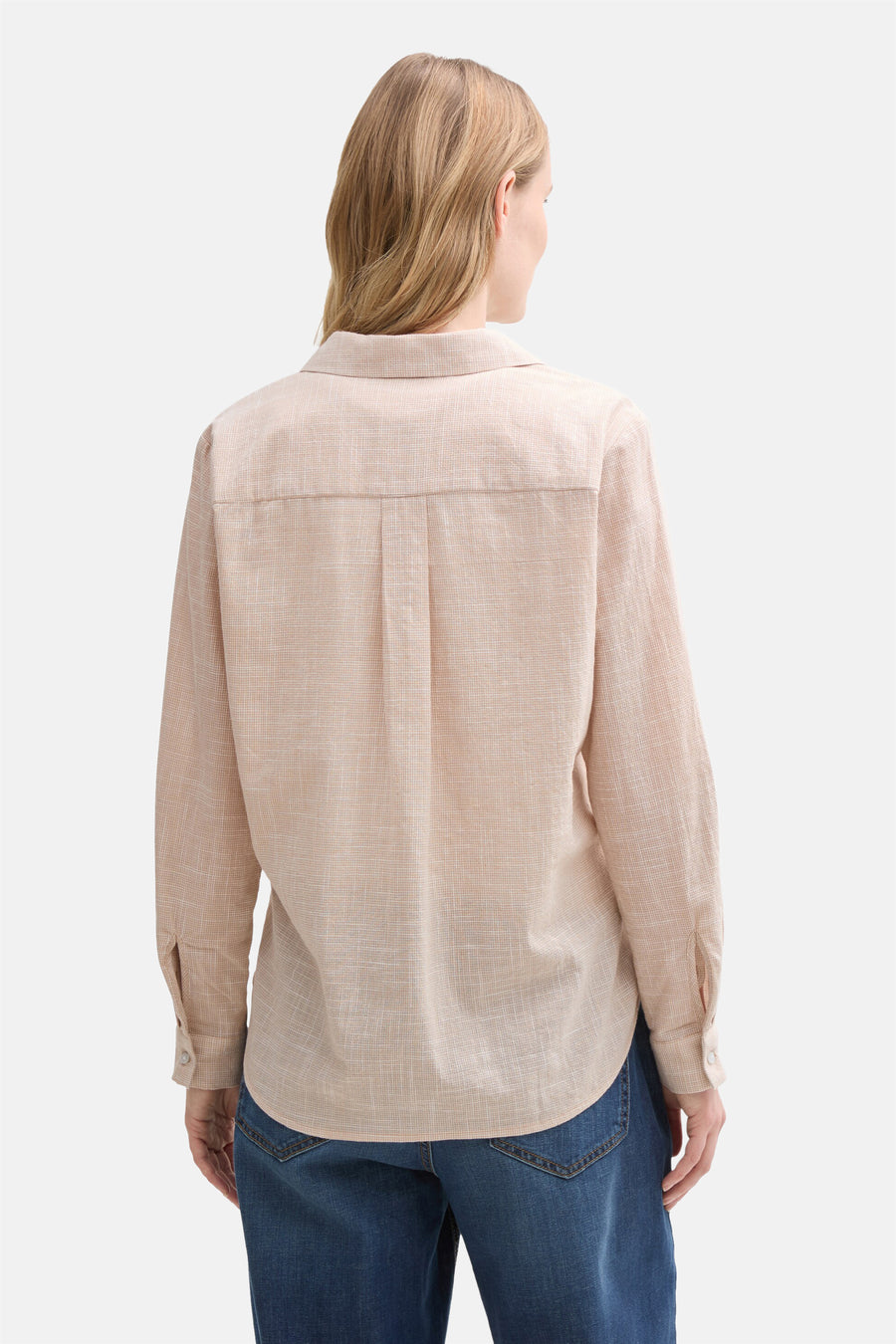 Beige lange mouwen blouse van Tom Tailor, achterkant, met geplooide details en knoopsluiting bij de manchetten, gedragen met een spijkerbroek.