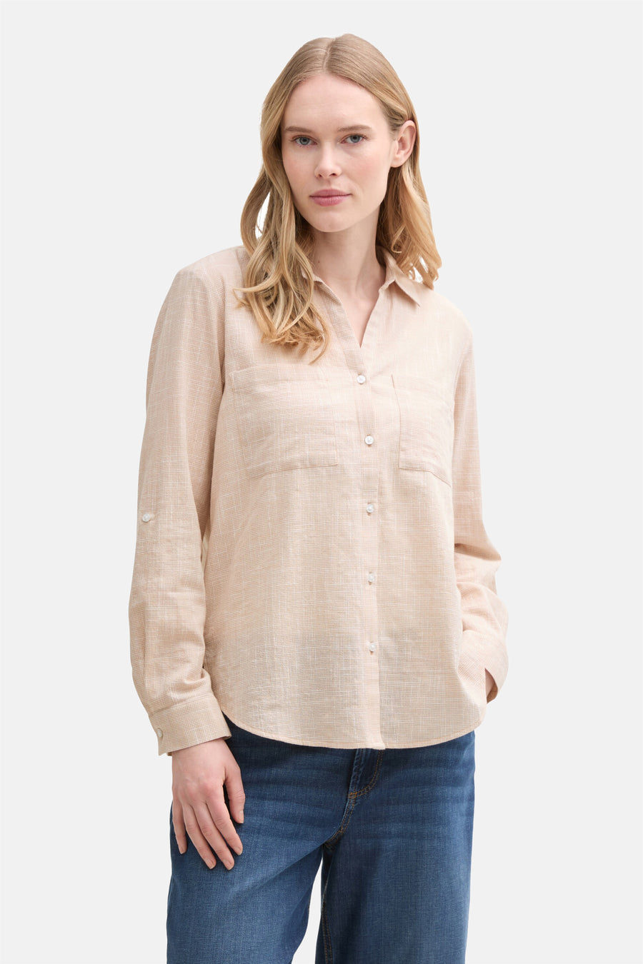 Beige blouse met lange mouwen van Tom Tailor, met borstzakken en in blauwe jeans.
