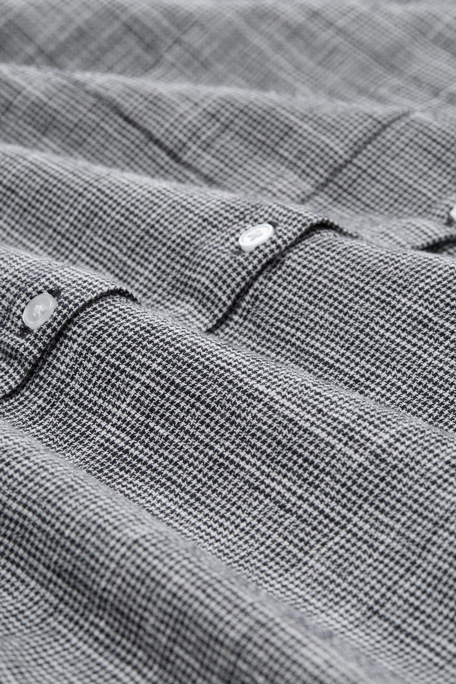 Chemise à manches longues bleue de Tom Tailor, motif à carreaux, avec une rangée de boutons blancs sur le devant.