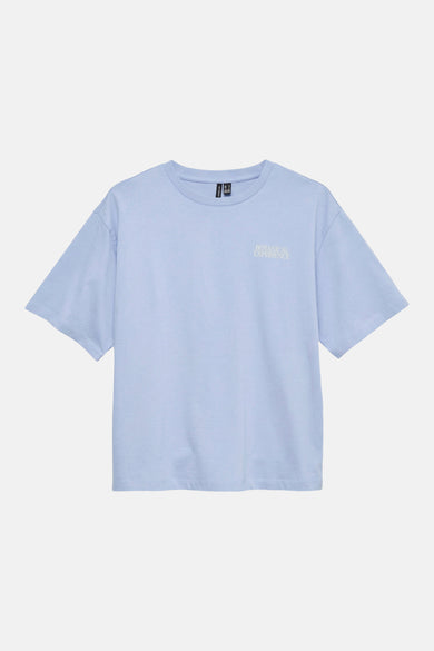 T-shirt bleu à manches courtes de VERO MODA avec l'imprimé 'BOTANICAL EXPERIENCE' en blanc crème.