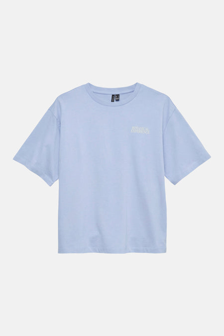 T-shirt bleu à manches courtes de VERO MODA avec l'imprimé 'BOTANICAL EXPERIENCE' en blanc crème.
