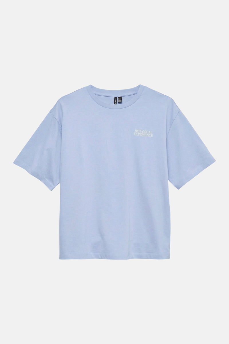 T-shirt bleu à manches courtes de VERO MODA avec l'imprimé 'BOTANICAL EXPERIENCE' en blanc crème.