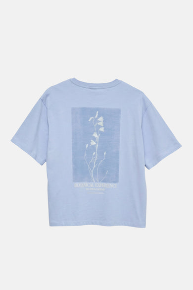 T-shirt bleu clair de VERO MODA avec illustration botanique blanche et texte au dos.