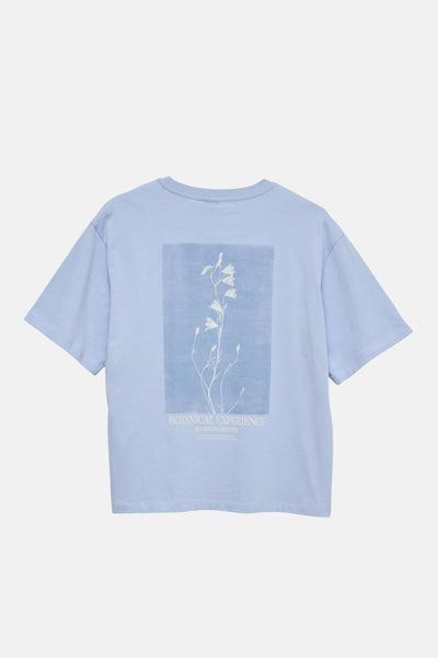 T-shirt bleu clair de VERO MODA avec illustration botanique blanche et texte au dos.