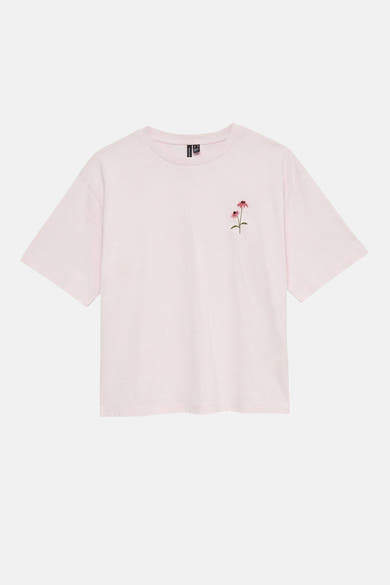 Lichtroze T-shirt van VERO MODA met borduursel van twee roze bloemen op de linkerborst.