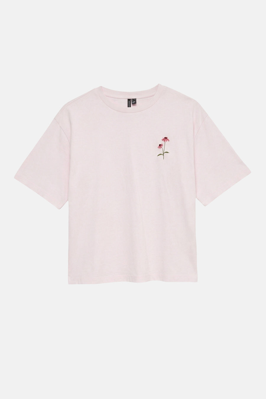 Lichtroze T-shirt van VERO MODA met borduursel van twee roze bloemen op de linkerborst.