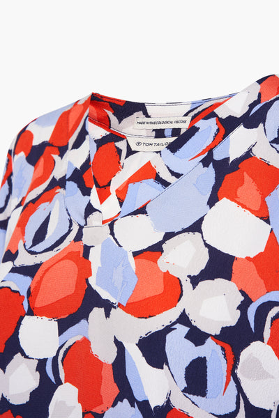 Multikleurige blouse van Tom Tailor, abstracte print in rood, blauw en marineblauw, V-hals en zichtbaar merklabel.