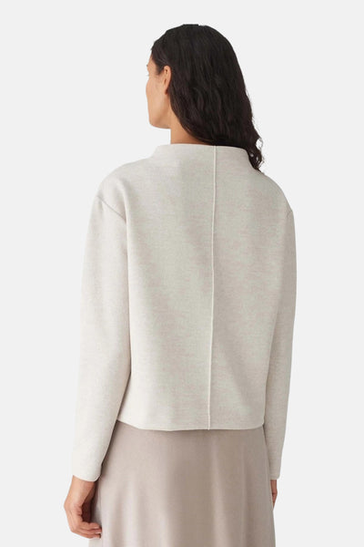 Pull écru à col rond de OPUS, avec une couture verticale au milieu du dos.
